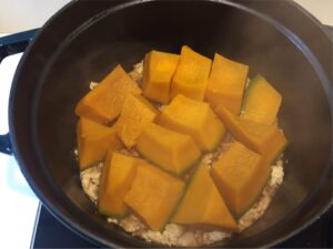 ストウブで作る！かぼちゃと鶏そぼろの煮物の作り方④
