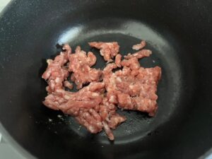 ストウブで作る！ナスと肉味噌のうどん　ひき肉を炒める