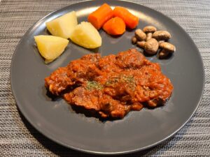 ストウブで作る！牛肉のスペッツアティーノ（トマト煮込み）