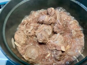 ストウブで作る！牛肉のスペッツアティーノ（トマト煮込み）④