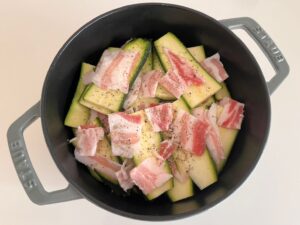 ストウブで作る！ズッキーニと豚バラのレモン蒸し②