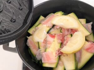 ストウブで作る！ズッキーニと豚バラのレモン蒸し④
