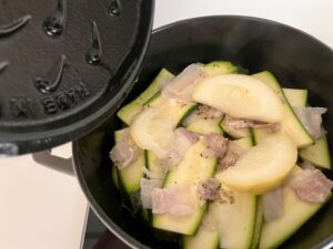ストウブで作る！ズッキーニと豚バラのレモン蒸し⑤