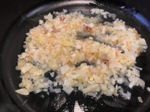 ストウブで作る！イカとグリーンピースのパエリア③